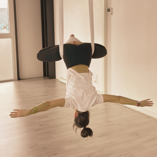 Yoga aérien étirements à Eysines