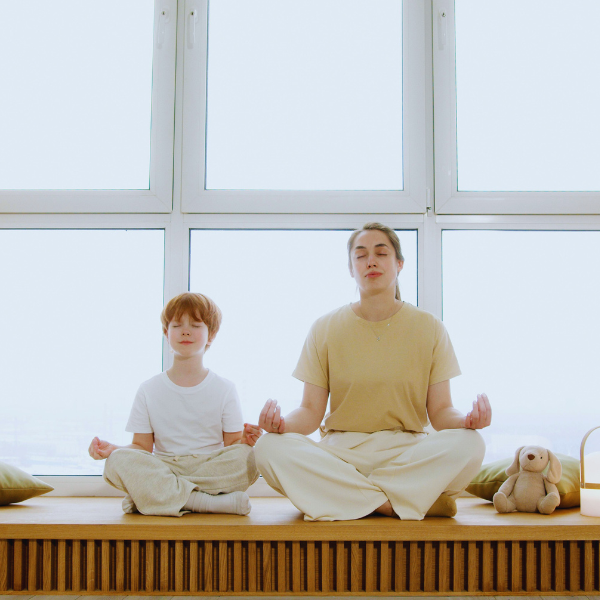 Atelier yoga parent et enfant au Om Yoga studio à Eysines